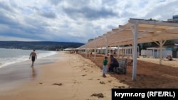 Prazna plaža u Feodosiji na Krimu u julu 2026.