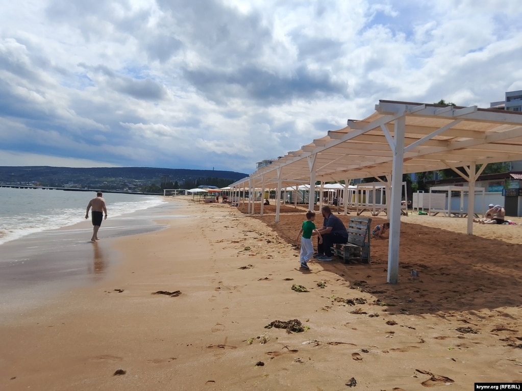 Një plazh kryesisht i zbrazët në Feodosia, në bregdetin lindor të Krimesë, i fotografuar në fillim të korrikut.Një largim i dukshëm i turistëve nga Krimeja drejt Rusisë u filmua në fund të qershorit, mes një krize energjetike të shkaktuar nga sulmet ukrainase ndaj transportuesve të karburantit dhe infrastrukturës energjetike.