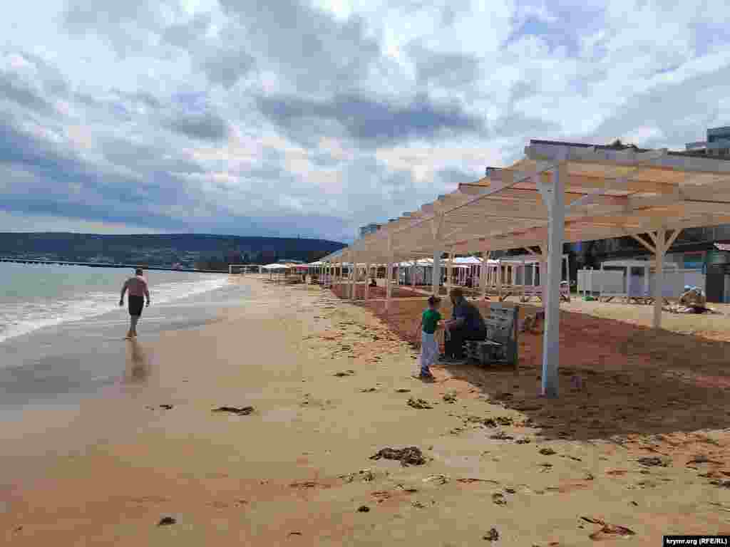 A largely empty beach in Feodosia, on Crimea’s eastern coast, photographed in early July.An apparent exodus of tourists leaving Crimea for Russia was filmed in late June amid an energy crisis caused by Ukrainian strikes on fuel carriers and infrastructure.
