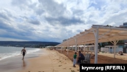 Крым, пляж в Феодосии, начало июля