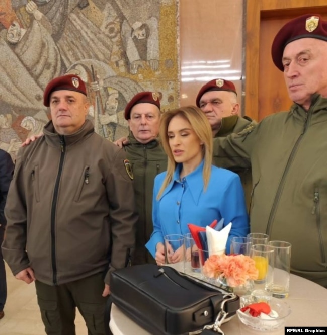 Ish-pjesëtarë të Njësisë për Operacione Speciale me ministren e Punës, Punësimit, Çështjeve të Veteranëve dhe Sociale të Serbisë, Millica Gjurgjeviq Stamenkovski. Dhjetor 2025.