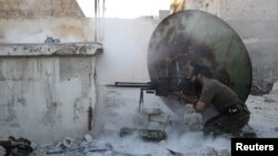 Боец Свободной армии Сирии отстреливается от снайпера в Алеппо, 3 июня 2013 года.