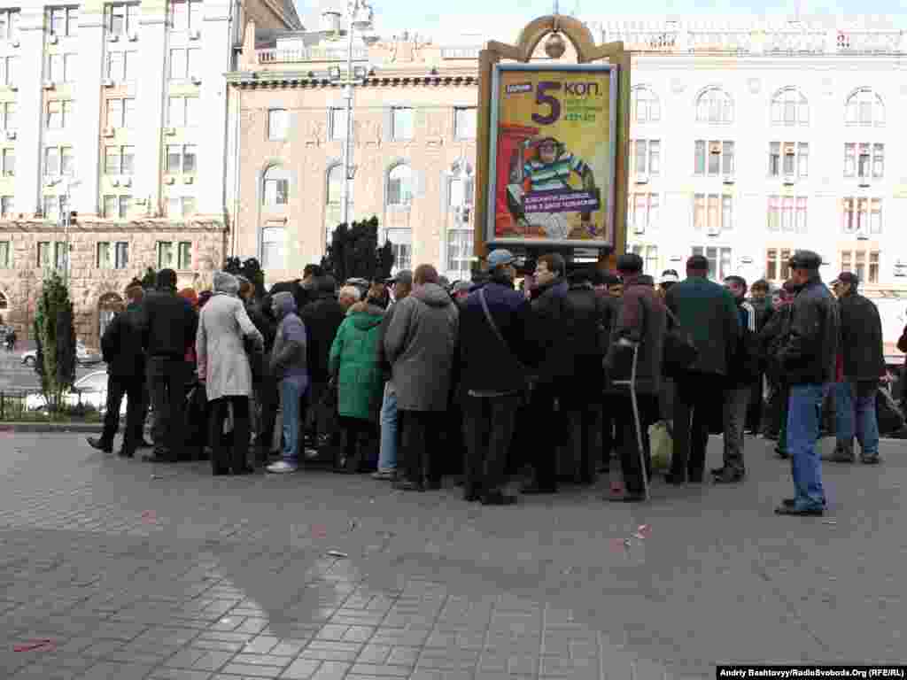 Від метро у напрямку Печерського відправлялися організовані колони прихильників однієї з політичних сил.