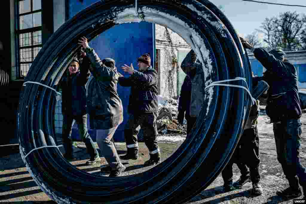 В умовах конфлікту працівники компанії &laquo;Вода Донбасу&raquo;, до якої також належить Донецька фільтрувальна станція (ДФС), ризикують своїм життям, щоб забезпечити базові потреби людей у воді. ЮНІСЕФ вважає, що безпека і здоров&rsquo;я дітей у цьому регіоні &ndash; у їхніх руках. Фахівці підприємства розповідають, що безпосередньо будівля ДФС і територія навколо неї обстрілювалися з початку конфлікту близько двадцяти разів. Під час одного обстрілу загинуло троє людей.