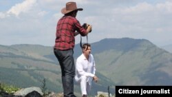 Молодого человека снимают на камеру в горах. Иллюстративное фото. 