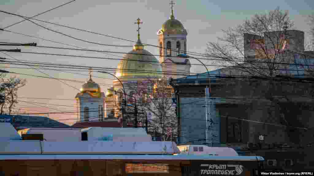 Если обернуться, то можно разглядеть купола Александро-Невского собора, расположенного в нескольких сотнях метров