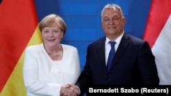 Cancelara germană Angela Merkel şi premierul ungar Viktor Orban vizitând oraşul de frontieră din Ungaria Sopron. 19 august 2019