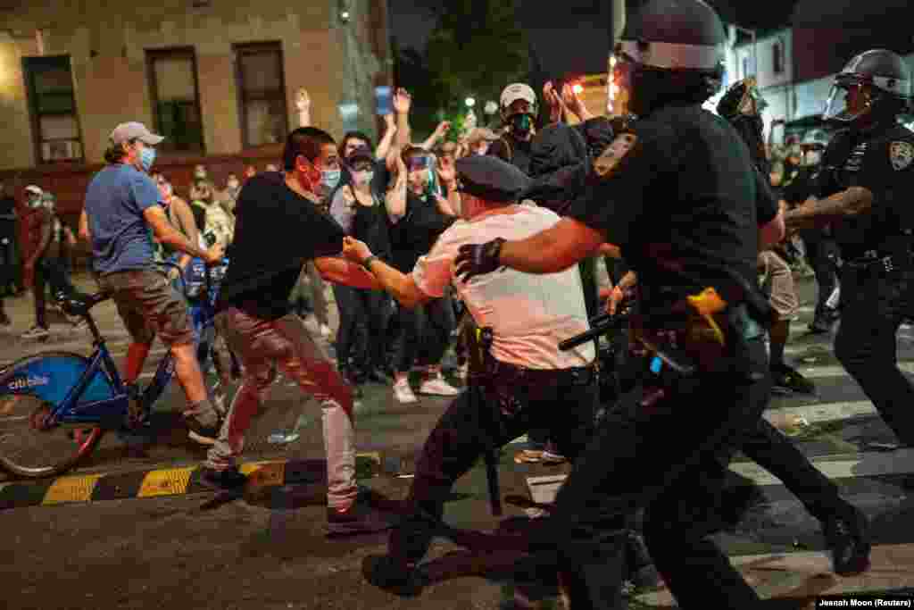 Policija privodi demonstrante u Brooklynu, New York.