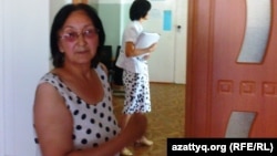 Зинаида Мухортова өзін психдиспансерде күштеп емдеу мәселесін қараған сот залында. Балқаш, 16 тамыз 2013 жыл.
