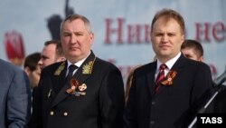 Вице-премьер-минист России Дмитрий Рогозин (слева) и лидер непризнанного Приднестровья Евгений Шевчук (справа) на военном параде по случаю Дня победы, 9 мая 2014 года