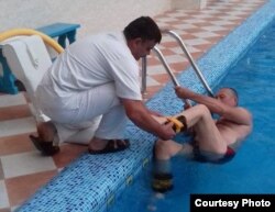Процедури у басейні проводить лікар Мохаммед Тімроз. Фото надане адміністрацією госпіталю