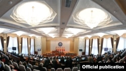 Кыргыз парламенти.