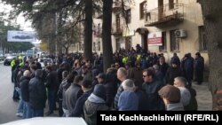 ხელისუფლების მხარდამჭერები ოპოზიციური პარტიის ოფისთან, ოპოზიციონერების შეკრებას აპროტესტებენ. ქუთაისი, 3 დეკემბერი, 2019.