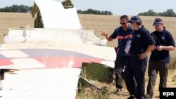 Расследователи из Нидерландов и Австралии на месте крушения лайнера авиакомпании Malaysia Airlines. Донецкая область, 1 августа 2014 года.
