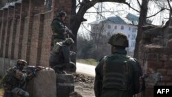 Індійські солдати на позиціях проти бойовиків на околиці Срінагара, 21 лютого 2016 року