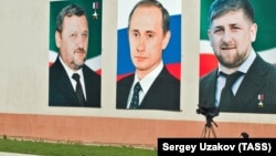 Плакаты на трибуне ипподрома в Гудермесе. Чечня. Архивное фото