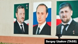 Плакаты на трибуне ипподрома в Гудермесе, Республика Чечня, Российская Федерация. Архивное фото