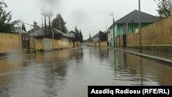 Son günlər güclü yağışa görə sel altında qalan qəsəbələrdən birindən görüntü. 