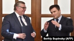 Timo Soini (solda) ve Pavlo Klimkin (sağda) körüşüv vaqtında, 2018 senesi martnıñ 5-şi