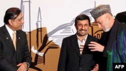 از راست: حامد کرزی، محمود احمدی‌نژاد و آصف علی زرداری