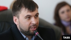 Donetskde özüni radikallaryň lideri diýip yglan eden Denis Puşilin.