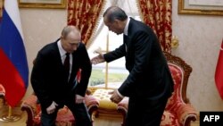 Baş nazir Tayyip Erdogan (sağda) prezident Vladimir Putinlə görüşdə. 3 dekabr 2012