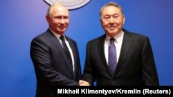 Vladimir Putin (left) and Nursultan Nazarbaev shake hands during a meeting in the Kazakh city of Petropavlovsk in November 2018.