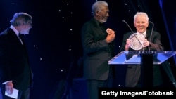 Актер Морган Фримэн вручает физику Александру Полякову премию Fundamental Physics Prize