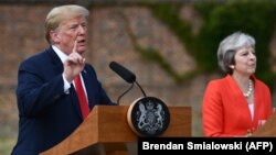 Donald Trump vər Theresa May 