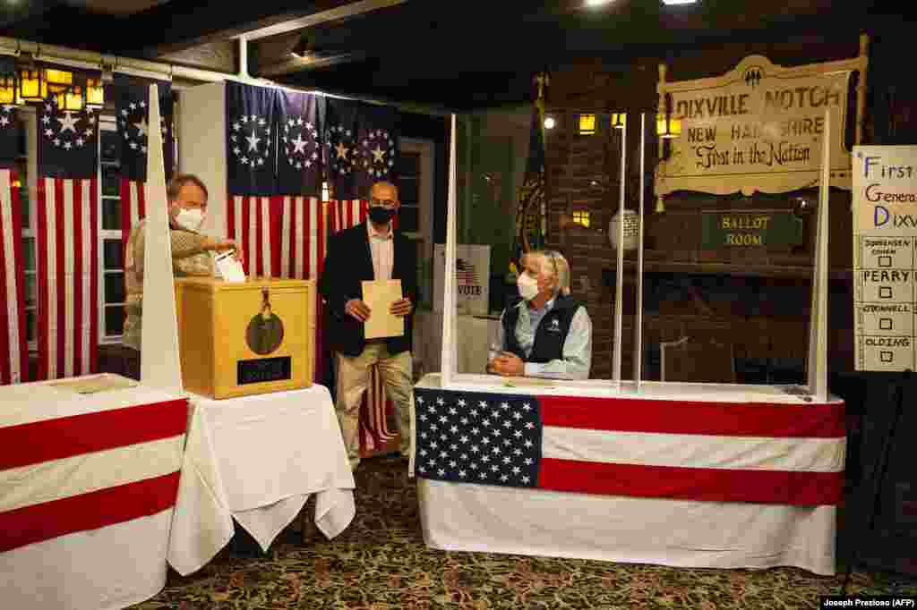Том Тилотсон гласа во Хејл Хаус во историското одморалиште Балсамс за време на гласањето на полноќ, како дел од првите отворени гласачки места на претседателските избори во САД во Диксвил Ноч, Њу Хемпшир на 3 ноември 2020 година.
