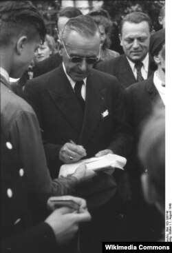 Thomas Mann Almaniyaya qayıdıb və oxucuları üçün kitablarını imzalayır, 1949.