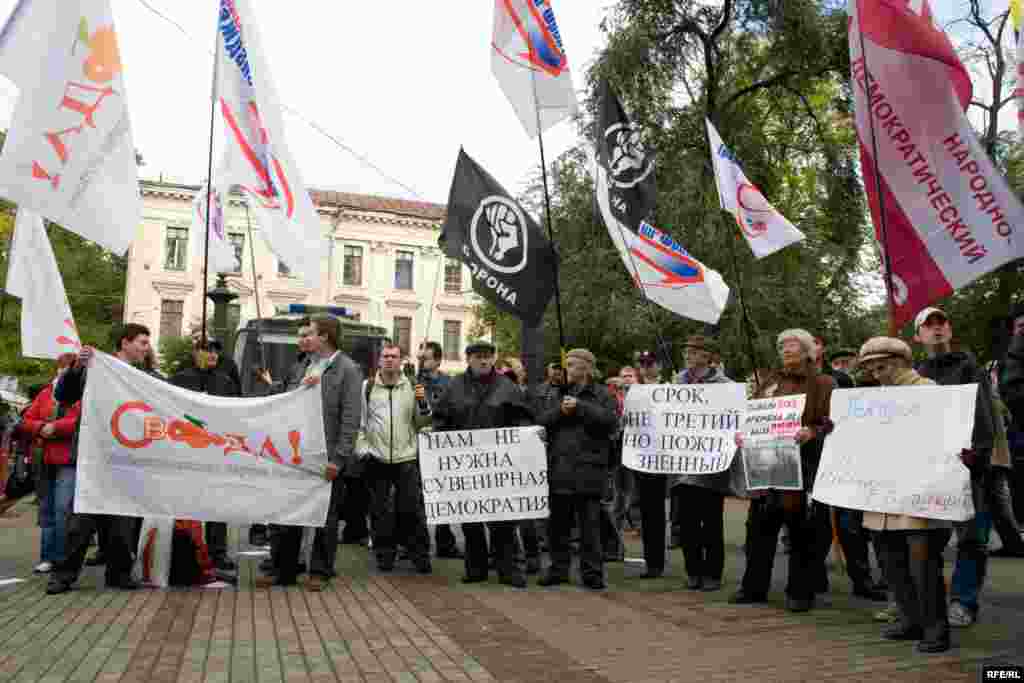 Собравшиеся говорили о преимуществах профессиональной армии...