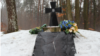 Українці почистили від фарби осквернений у Польщі пам’ятник воїнам УПА