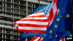 پرچم‌های ایالات متحده و اتحادیه اروپا در مقابل مقر کمیسیون اروپایی در بروکسل