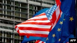 Знамиња на САД и ЕУ седиштето на Европската комисија во Брисел. 