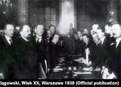 Подписание 18 марта 1921 года Рижского мирного договора.