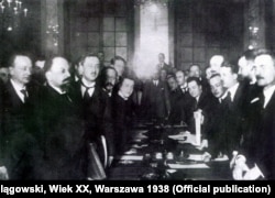 Падпісаньне Рыскай мірнай дамовы паміж савецкай Расеяй і Польшчай, з другога, які фармальна завяршыў польска-савецкую вайну 1919–1920 гадоў. Рыга, 18 сакавіка 1921 году