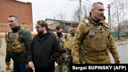 Мэр Киева Виталий Кличко (справа) 