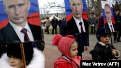 Дети несут портреты Путина в Севастополе в 2016 году