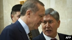 Түркия президенті Режеп Тайып Ердоған (бергі қатарда) мен Қырғызстан президенті Алмазбек Атамбаев (оң жақта). 