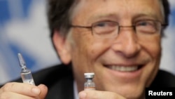 Засновник Microsoft Білл Гейтс тримає вакцину проти менінгіту під час пресконференції в штаб-квартирі ООН в Женеві, Швейцарія. 2017 рік.