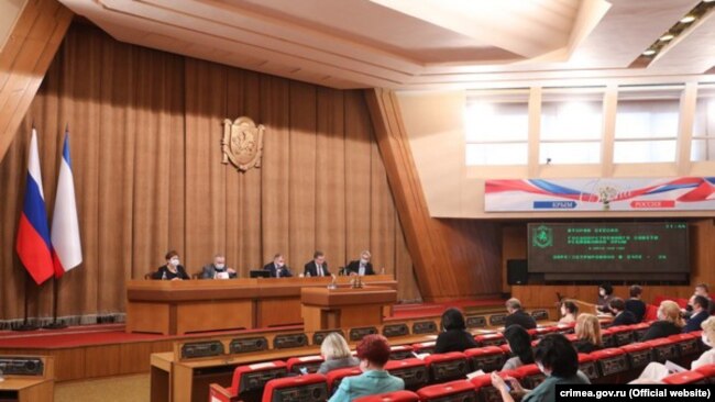 Депутаты крымского парламента на сессии 6 апреля 2020 года