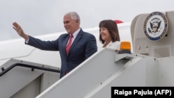 Вице-президент Пенс с супругой Карен на трапе самолета по прилете в Таллин