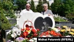 Admirini roditelji, Zijad i Nedreta, kraj spomenika tragično stradalih Admire i Boška, 18. maj 2017.