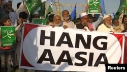 FILE: Hard-line Islamist protesters call for the execution of Christian Asia Bibi after she was acquitted in 2018.