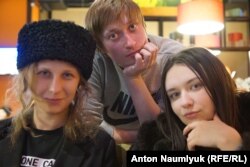 Участники Pussy Riot Мария Алехина (слева), Александр Софеев и Ольга Борисова