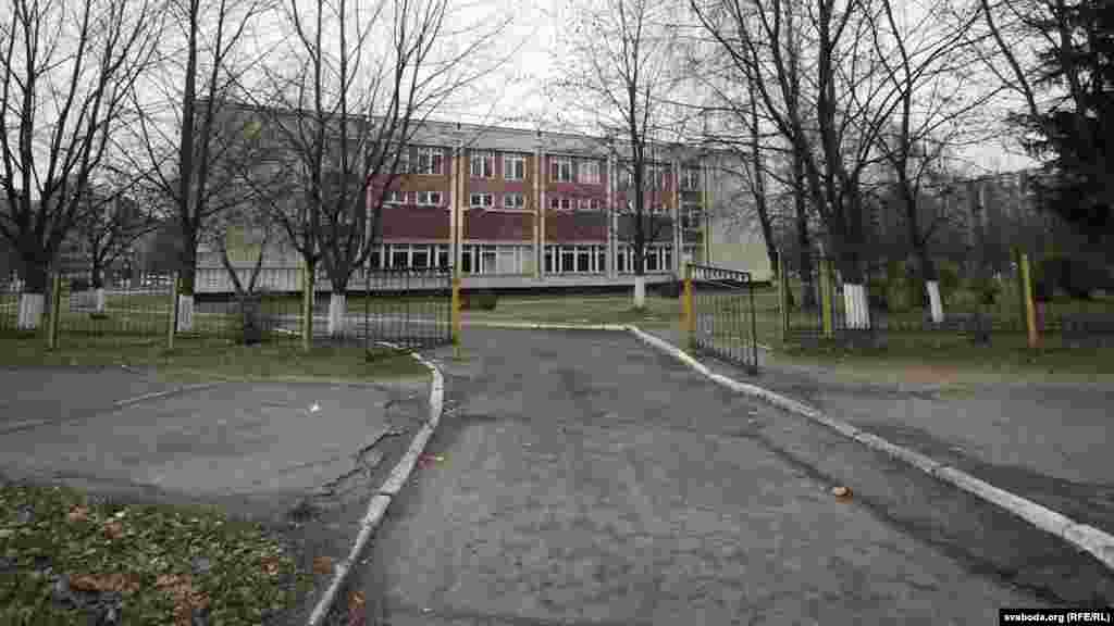 Школа № 160 у Маскоўскім раёне Менску. Вароты адчынены і ніякіх забараняльных знакаў