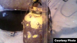 Радиоактивті" цезий-137" салынған темір контейнер. Сурет Маңғыстау облыстық ішкі істер басқармасынан алынған. 28 тамыз 2014 жыл.