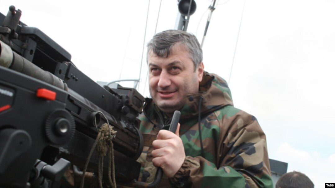 По иронии судьбы конституционный закон, который начал менять в свое время сам экс-президент, теперь может сработать против него