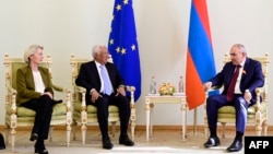 Армян премьер-министри Никол Пашинян (оңдо), Еврокомиссиянын төрайымы Урсула фон дер Ляйен жана Еврокеңештин жетекчиси Антониу Кошта. Ереван, 5-май 2026-жыл